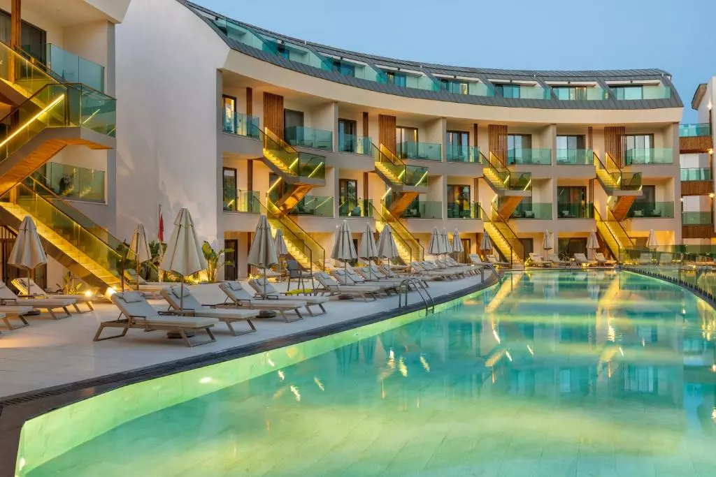 استخر روباز هتل لیبرتی سیگنا فتحیه